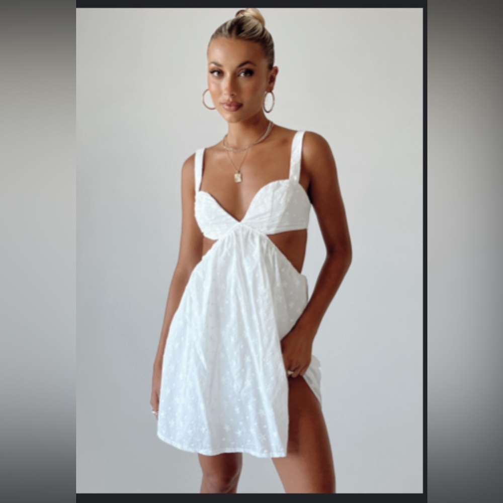 Summer dress with flower embroidered details